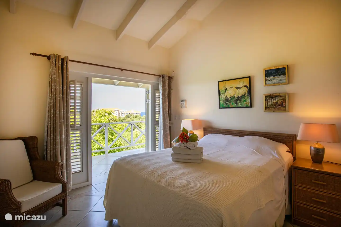 Chambre avec air conditionné et portes-fenêtres donnant sur le balcon