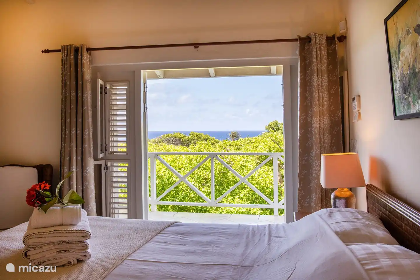 Chambre avec air conditionné et portes-fenêtres donnant sur le balcon