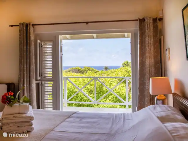 Villa Dol Fine Maison | Curaçao, Curaçao-Centre, Piscadera - bungalow Chambre avec air conditionné et portes-fenêtres donnant sur le balcon