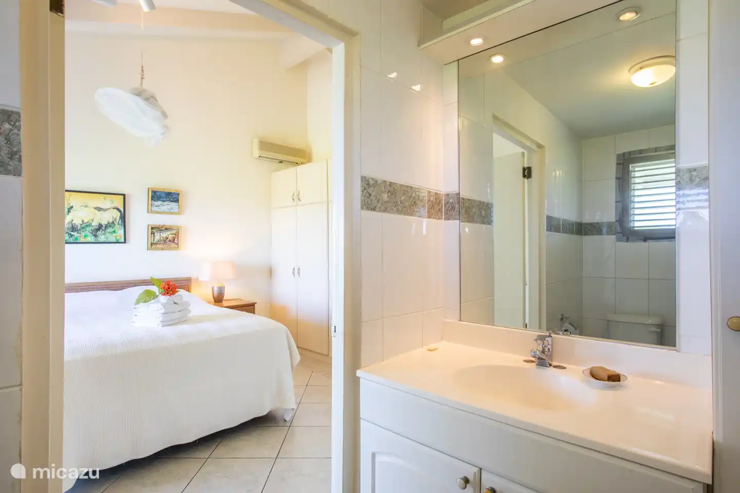 Chambre avec air conditionné et salle de bain attenante