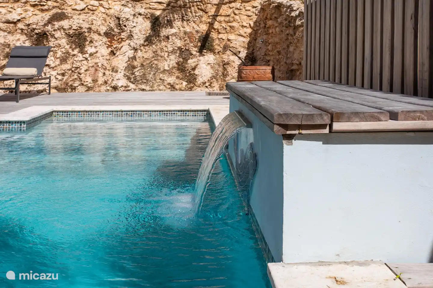 Cascade dans la piscine