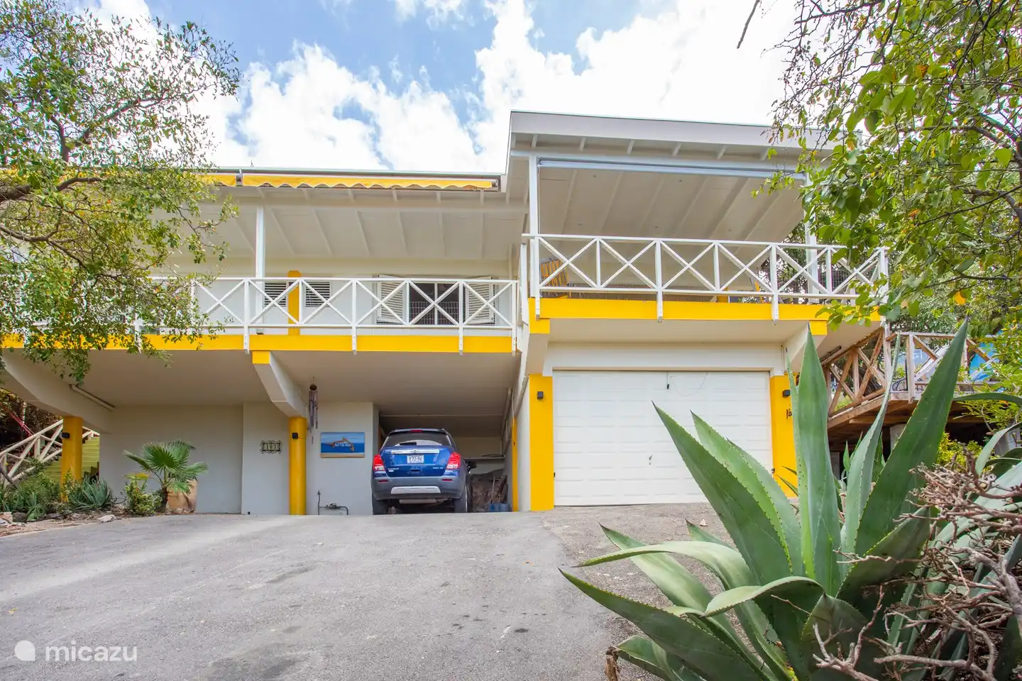 Allée privée et places de parking et voiture de location