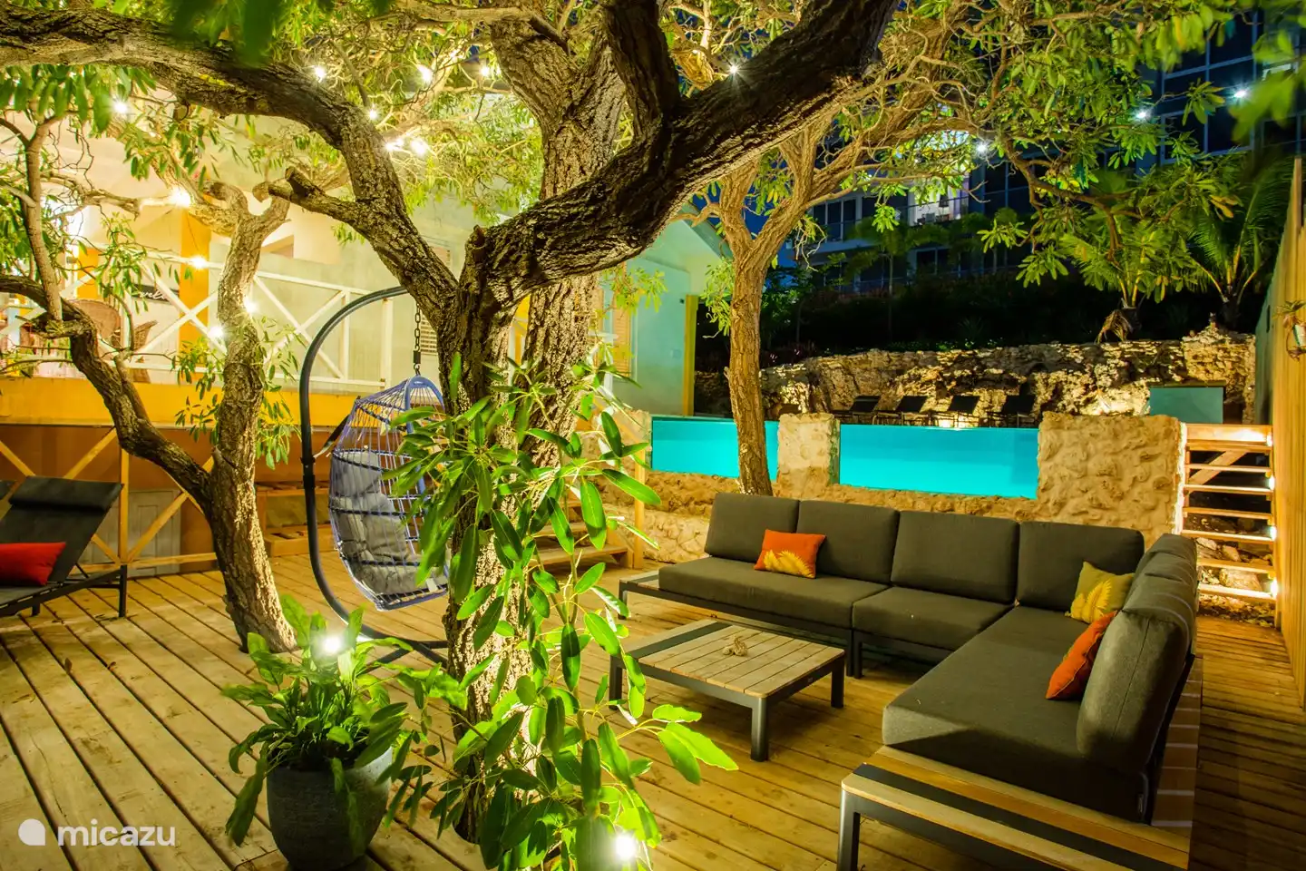 Piscine depuis la terrasse ombragée