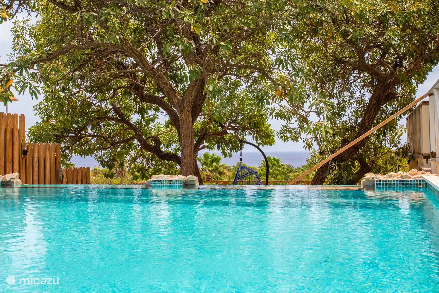Piscine à débordement avec vue sur la mer