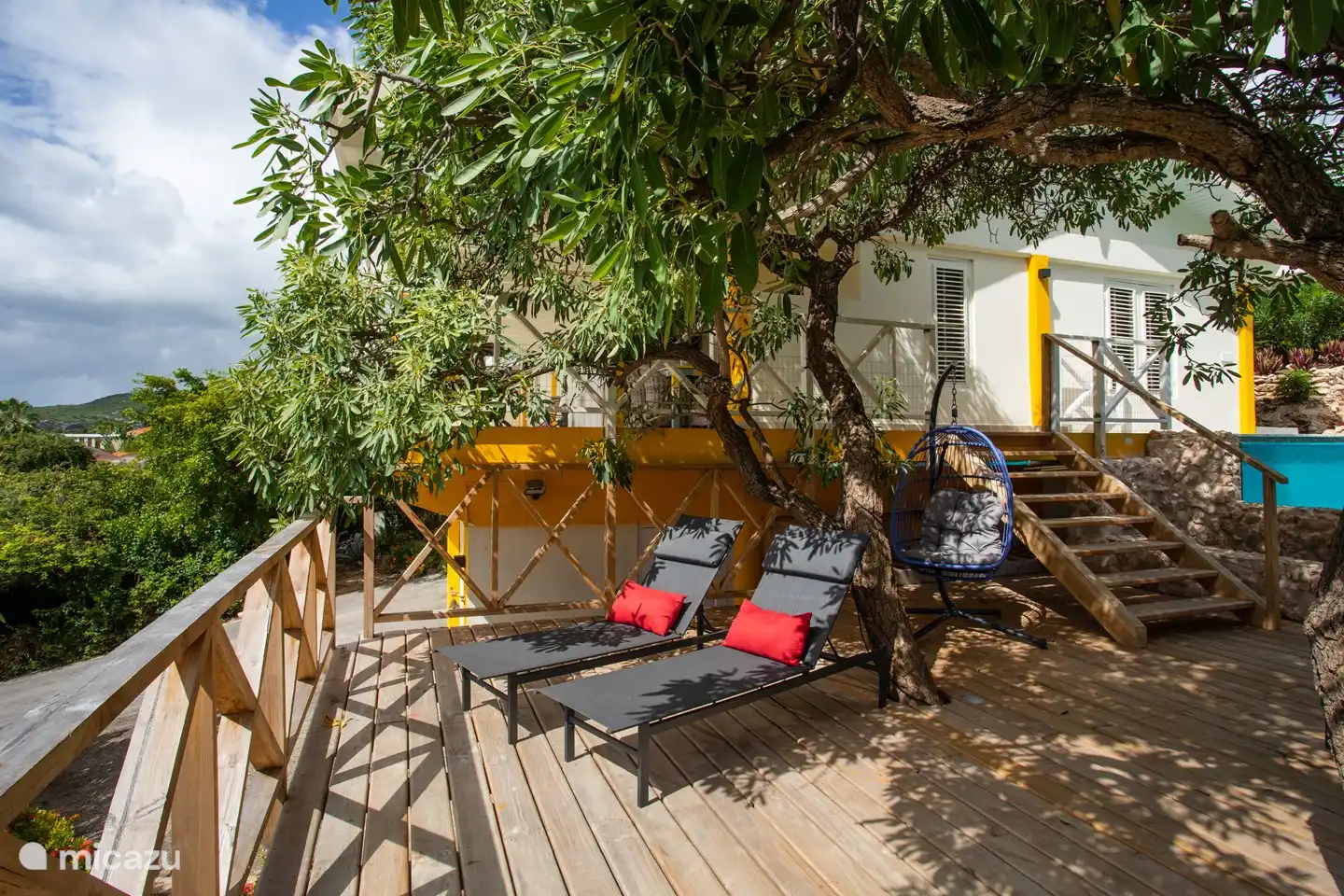 Terrasse ombragée avec transats