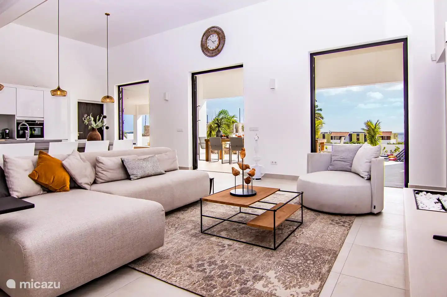 Le grand salon est intemporel mais conçu avec toutes les commodités modernes. Une grande télévision avec toutes les chaînes du monde ne manque bien sûr pas. À travers les hautes portes-fenêtres majestueuses, vous avez une vue sur la mer. La plage est donc vraiment accessible à pied