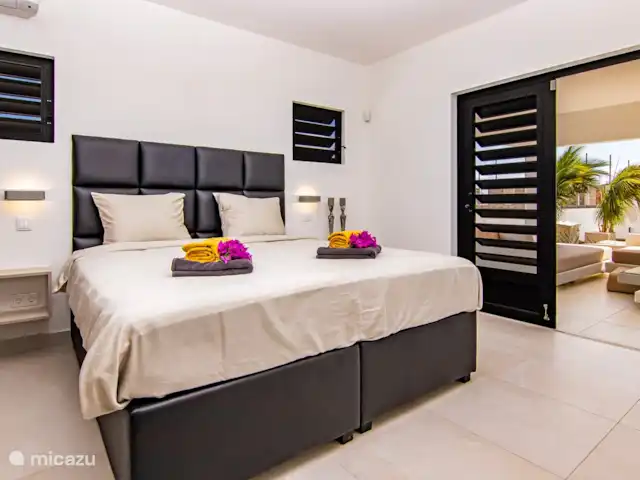 Bon Bida Biskania (Vista Royal) | Curaçao, Banda Ariba (est), Jan Thiel - villa Chambre design avec portes françaises avec de belles vues sur la mer. Une literie de luxe, des couettes, bien sûr la climatisation et une salle de bain privative attenante