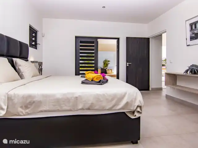 Bon Bida Biskania (Vista Royal) | Curaçao, Banda Ariba (est), Jan Thiel - villa Admirez la vue depuis votre luxueux lit d'hôtel. Les chambres sont également équipées de placards et d'espaces de rangement plus que suffisants.
