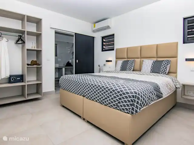 Bon Bida Biskania (Vista Royal) | Curaçao, Banda Ariba (est), Jan Thiel - villa Chambre design à l'avant, avec grand placard et espace de rangement et bien sûr adjacente à la salle de bain privée de luxe