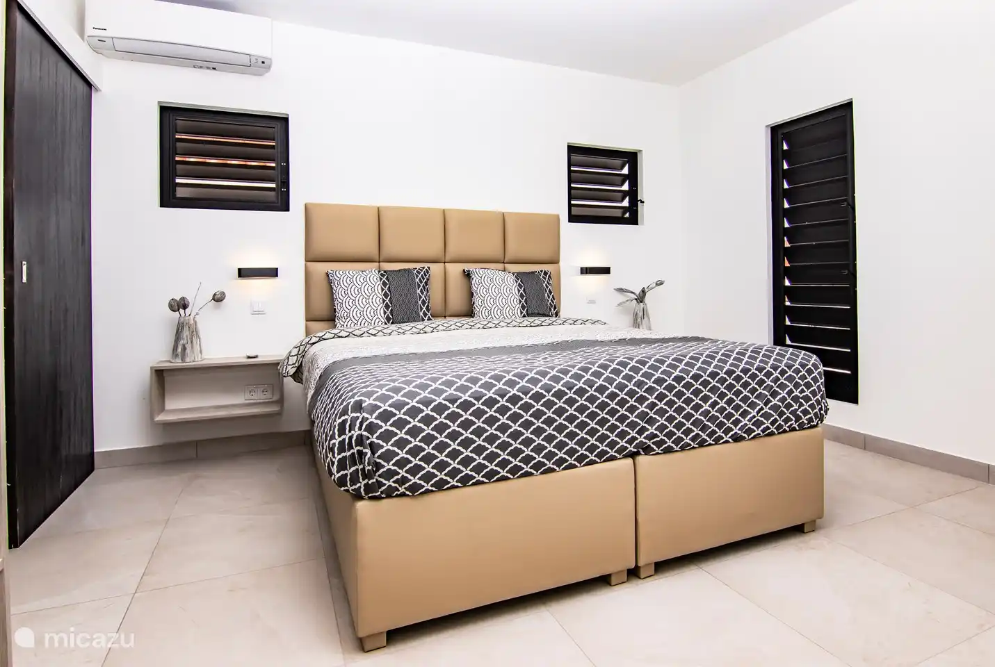 Toutes les chambres disposent de la climatisation et de moustiquaires. Pendant la journée soufflant merveilleusement sans moustiques et merveilleusement frais la nuit grâce à la climatisation