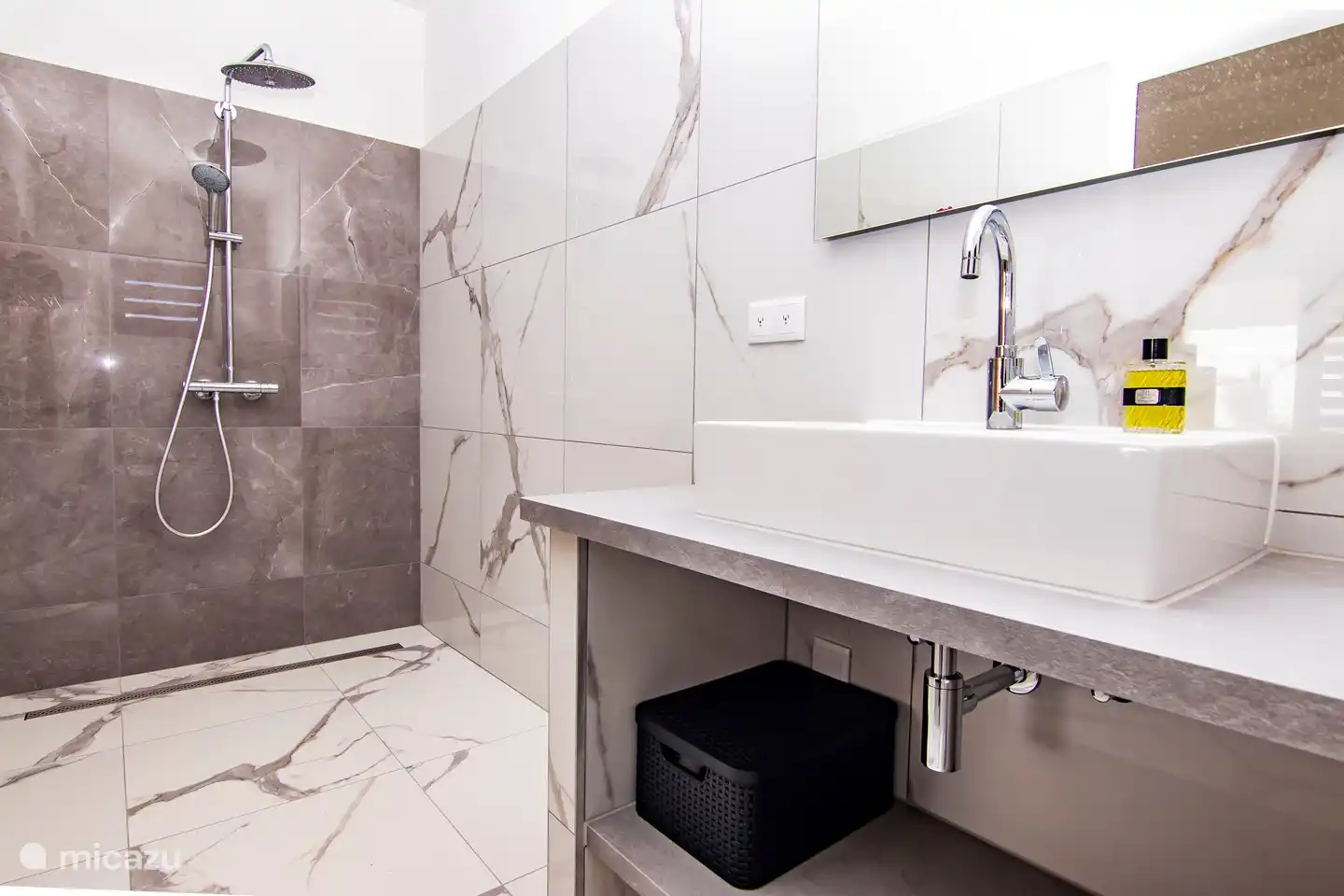 Salles de bains luxueuses adjacentes à chaque chambre à l'avant. Ici aussi, il y a suffisamment d'espace pour vos articles de toilette. Chaque salle de bain a son propre sèche-cheveux.