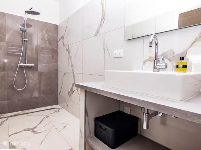 Bon Bida Biskania (Vista Royal) | Curaçao, Banda Ariba (est), Jan Thiel - villa Salles de bains luxueuses adjacentes à chaque chambre à l'avant. Ici aussi, il y a suffisamment d'espace pour vos articles de toilette. Chaque salle de bain a son propre sèche-cheveux.
