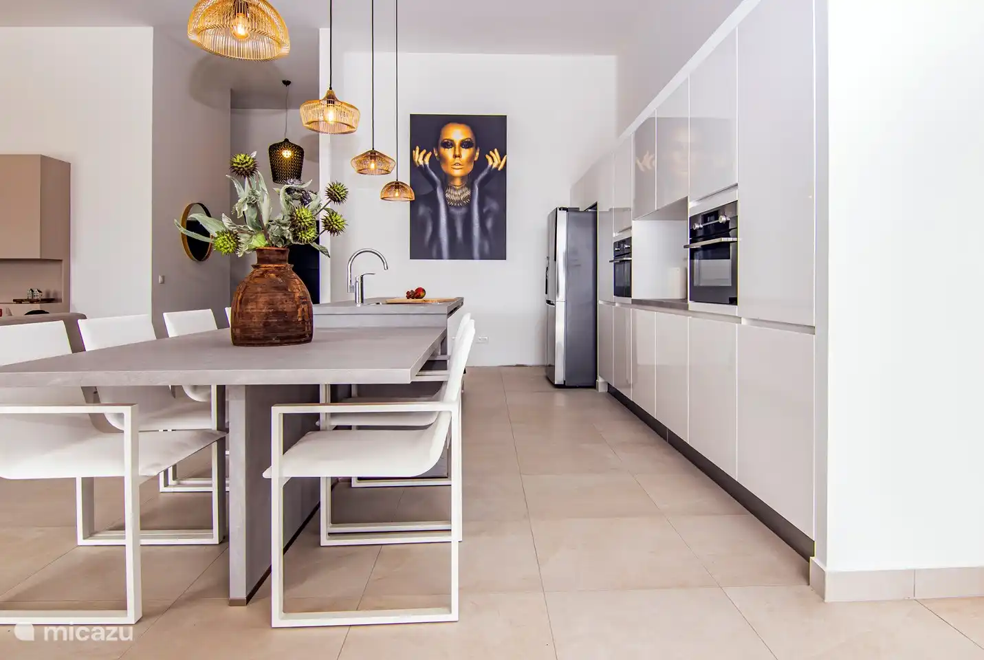 La cuisine de luxe spacieuse est entièrement équipée