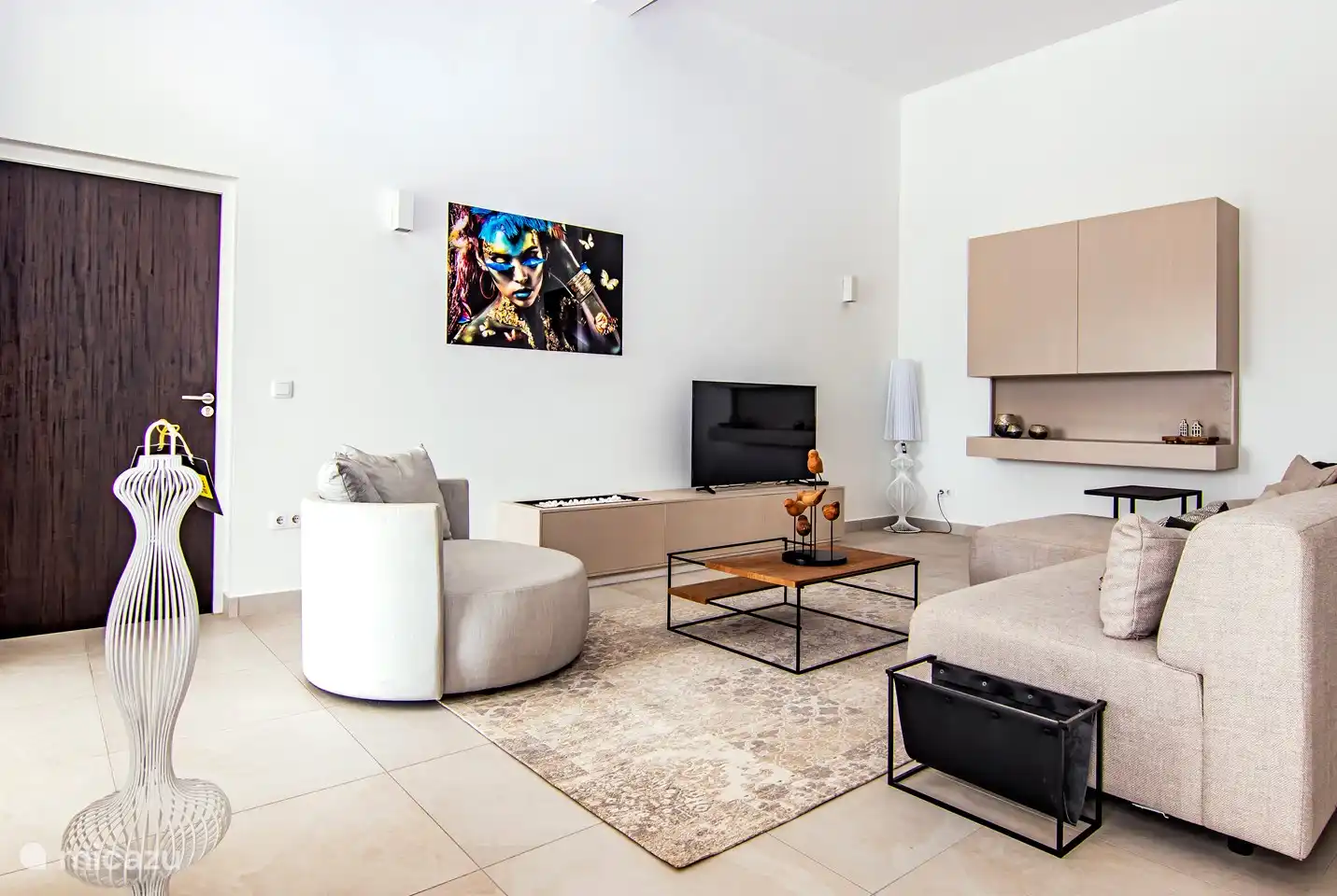 Salon luxueux avec TV avec toutes les chaînes néerlandaises, allemandes, anglaises, américaines ainsi que les chaînes sportives.