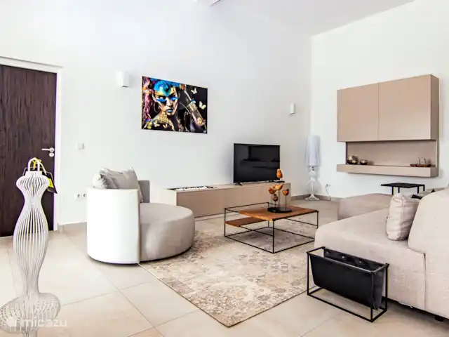 Bon Bida Biskania (Vista Royal) | Curaçao, Banda Ariba (est), Jan Thiel - villa Salon luxueux avec TV avec toutes les chaînes néerlandaises, allemandes, anglaises, américaines ainsi que les chaînes sportives.