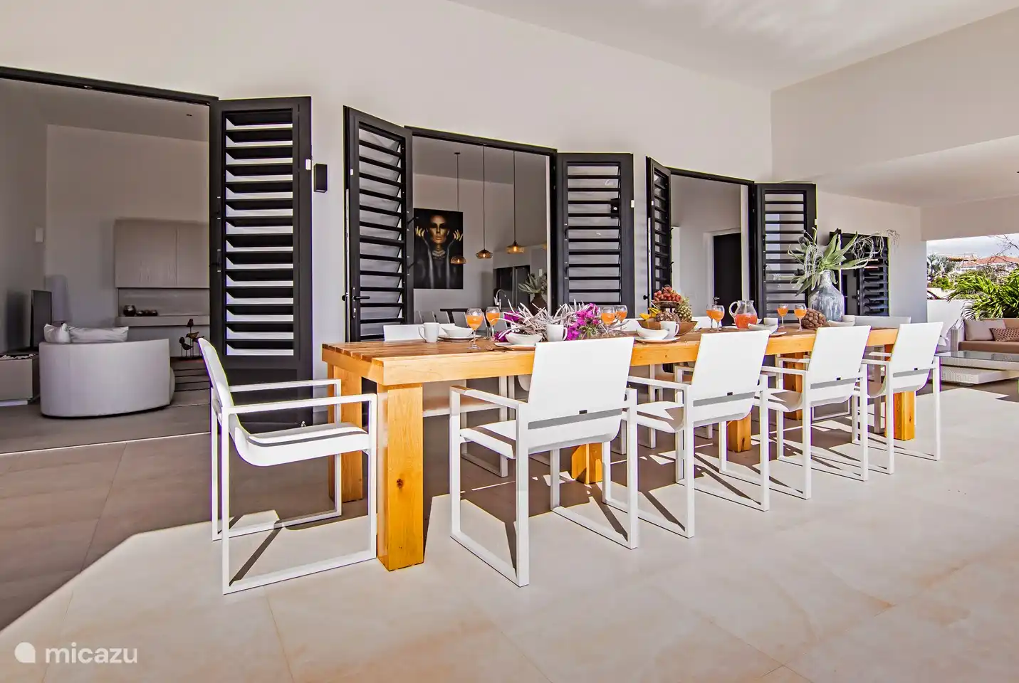 Les portes majestueuses extra hautes offrent une belle vue de l'intérieur et de l'extérieur.