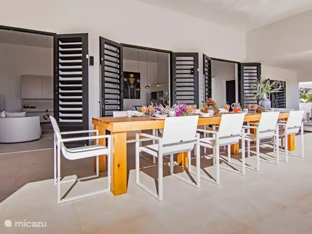 Bon Bida Biskania (Vista Royal) | Curaçao, Banda Ariba (est), Jan Thiel - villa Les portes majestueuses extra hautes offrent une belle vue de l'intérieur et de l'extérieur.