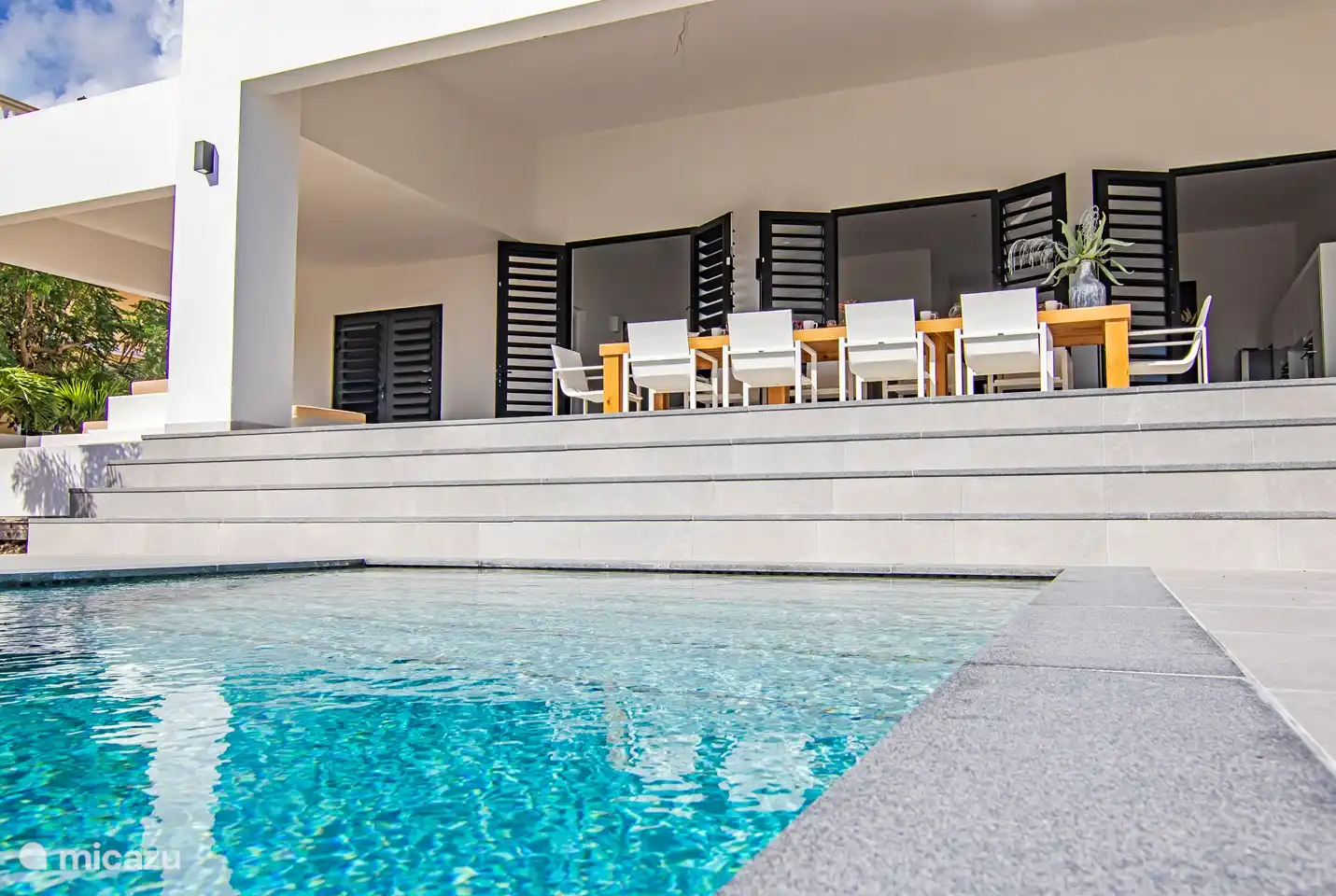 Piquez une tête dans la piscine pour vous rafraîchir