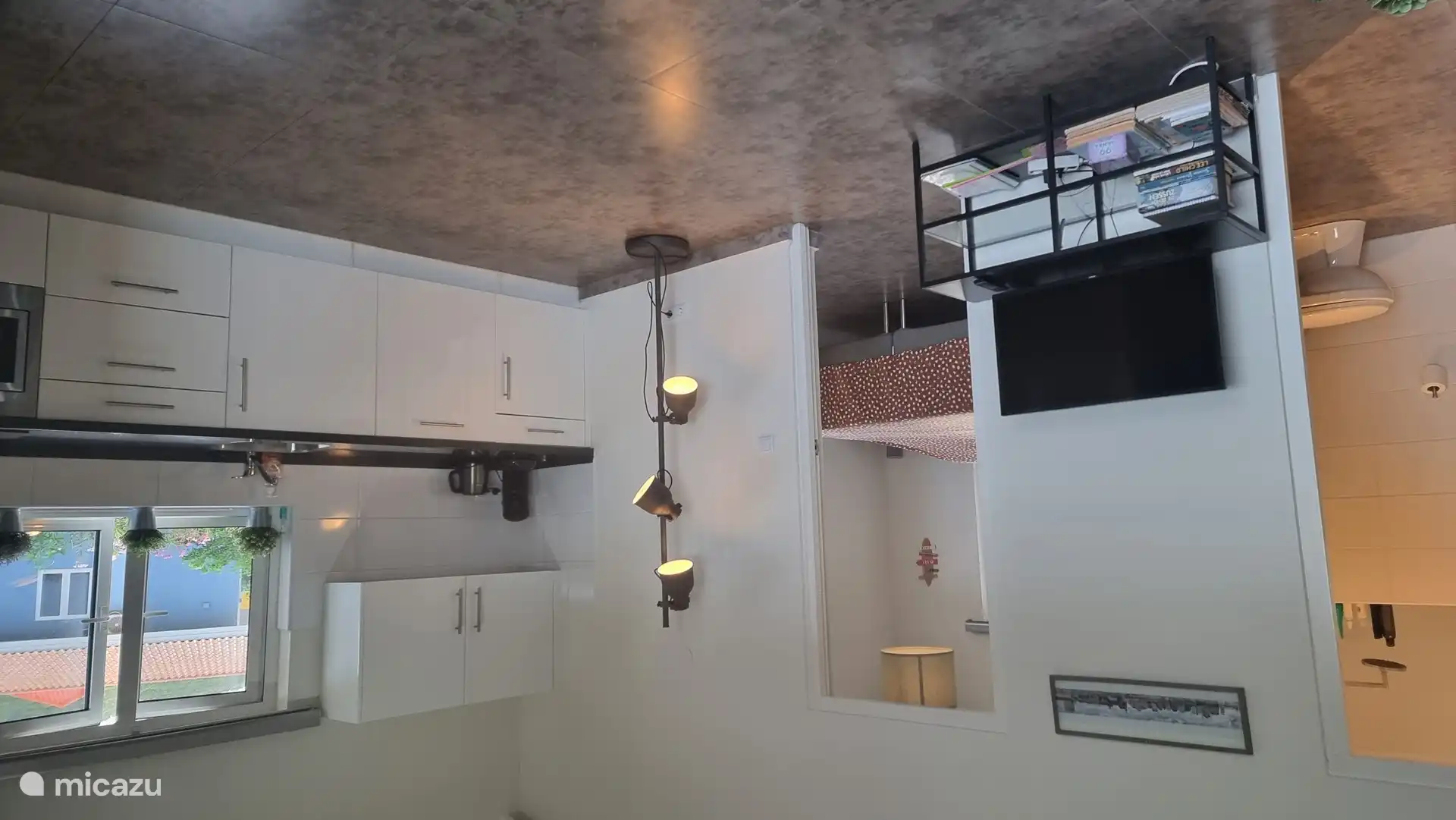  Keuken met koffie apparaat en waterkoker
