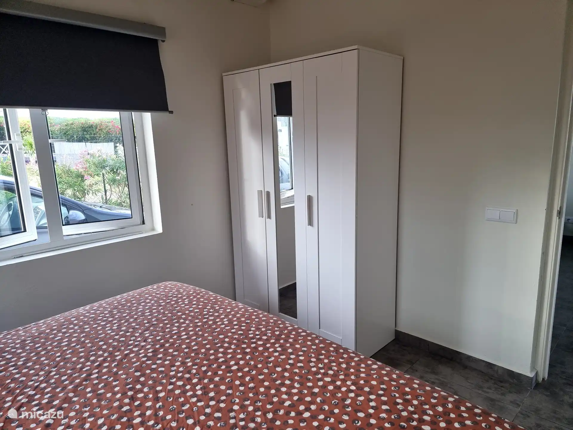 Kast met hang/leg gedeelte en spiegel