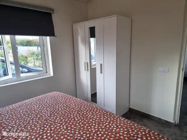 Casa de Kooijman en Curazao, Bandabou (oeste), Fontein - villa Armario con zona para colgar/colocar y espejo