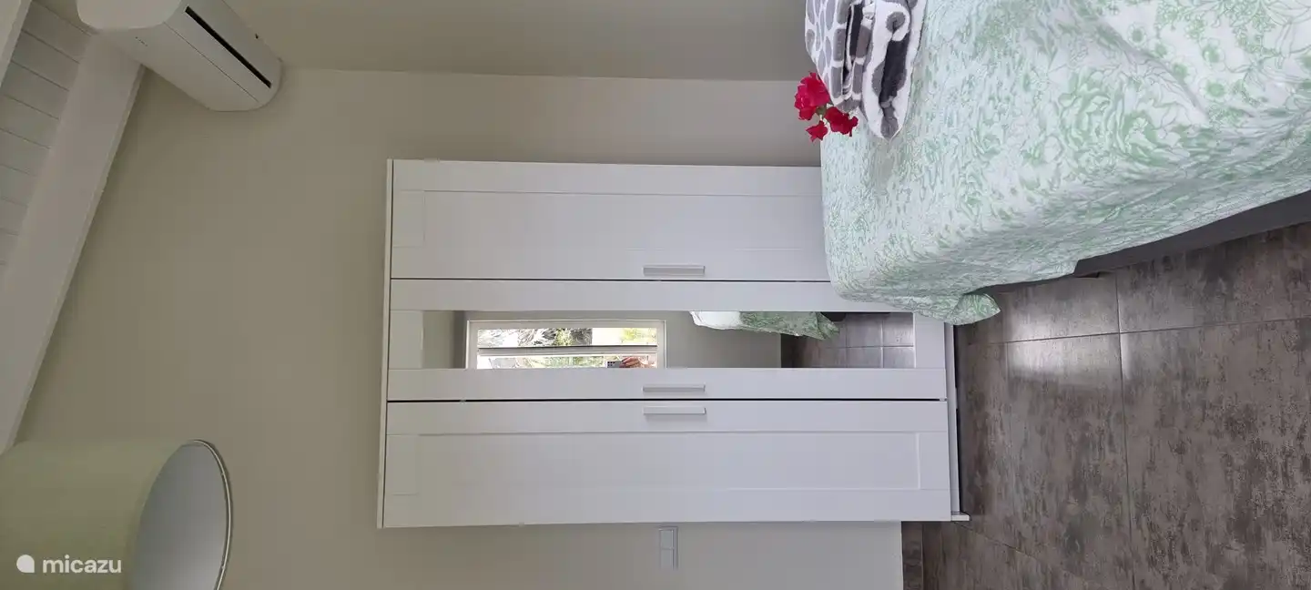 2e slaapkamer met 3 deurs kast