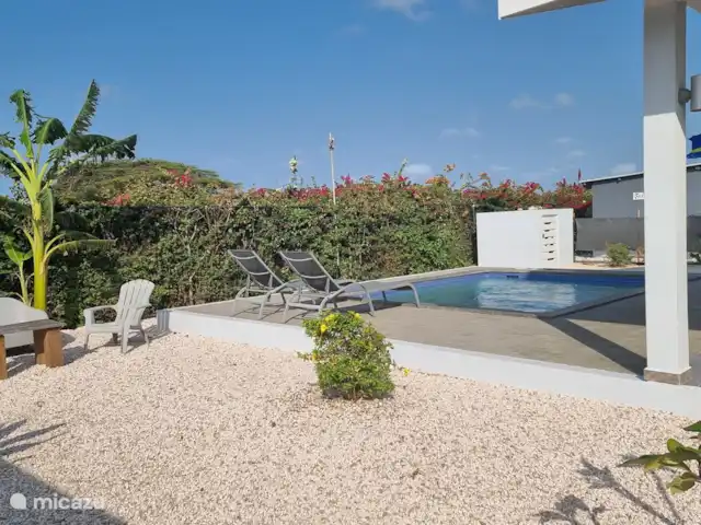 Casa de Kooijman en Curazao, Bandabou (oeste), Fontein - villa Vista general del jardín/piscina