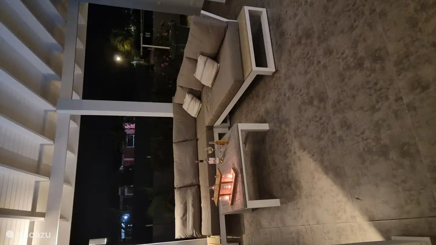 luieren op de loungebank met ruime tafel