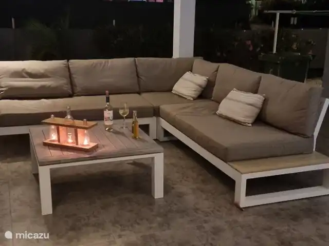 Casa de Kooijman en Curazao, Bandabou (oeste), Fontein - villa descansando en el sofá del salón con una mesa espaciosa