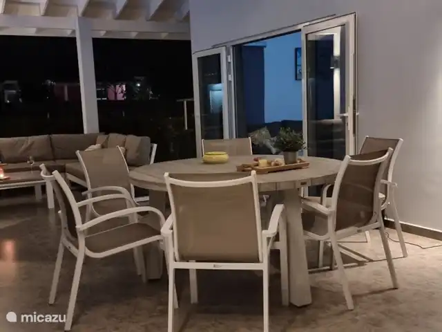 Casa de Kooijman en Curazao, Bandabou (oeste), Fontein - villa Relax sillas en la mesa del comedor
