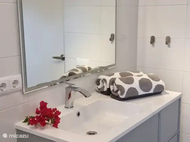 Casa de Kooijman en Curazao, Bandabou (oeste), Fontein - villa muebles de baño con cajones de almacenamiento