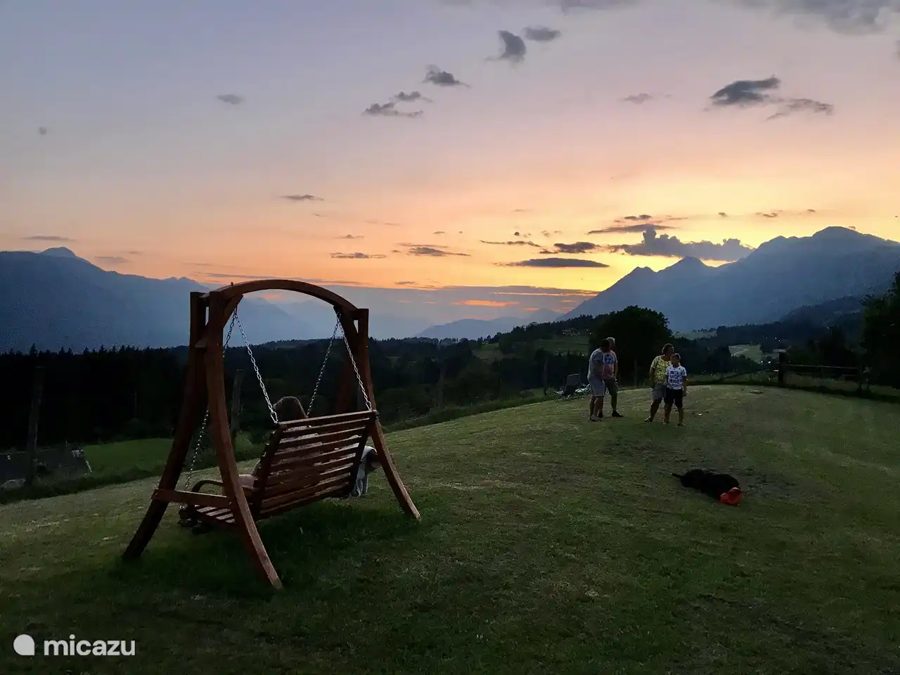 La chaise berçante au sommet de la montagne, passant la journée, le chien joue au ballon, joue au foot, etc...