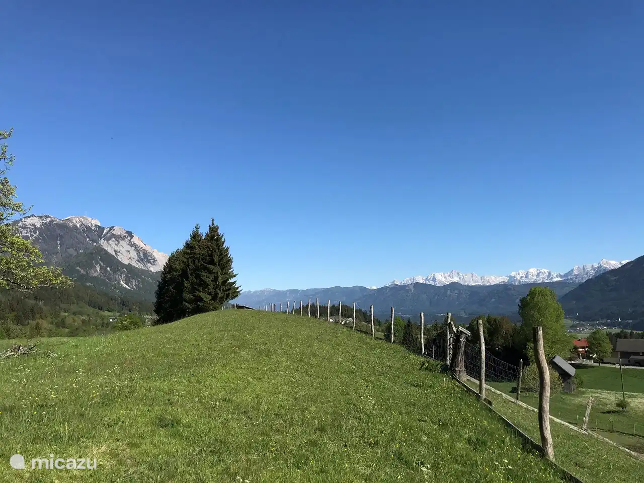 vue du jardin vers les Alpes juliennes, la Dobratsch et les Karawanken