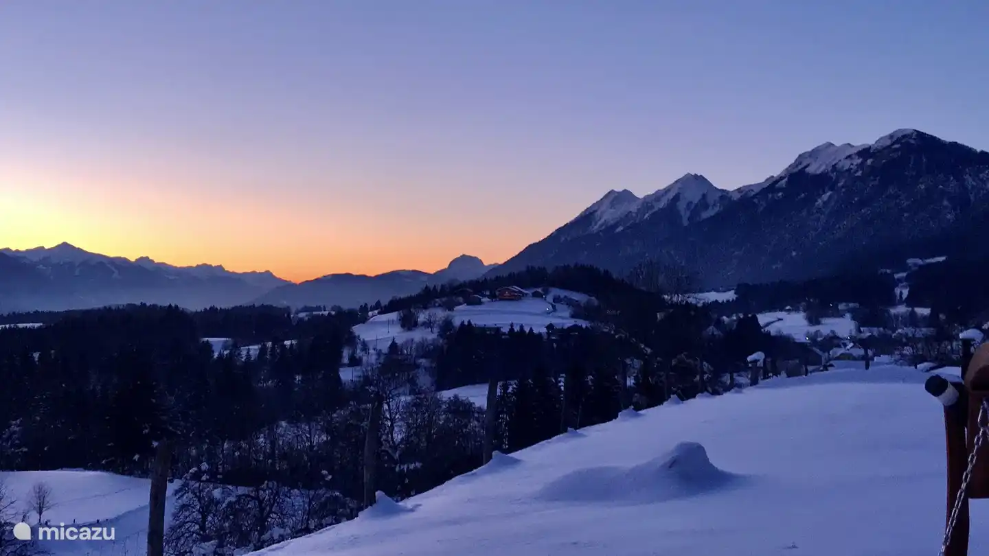 Beau coucher de soleil depuis le jardin