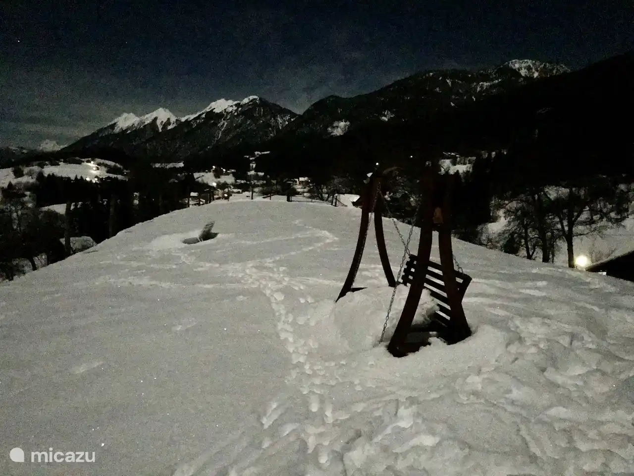 Profitez de la montagne avec une pleine lune la nuit 24h00. C'est si magnifiquement lumineux et léger