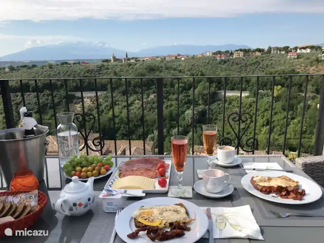 Casa Di Tonno en Italia, Abruzos, Loreto Aprutino - casa vacacional terraza, el lugar ideal para disfrutar de un delicioso desayuno por la mañana