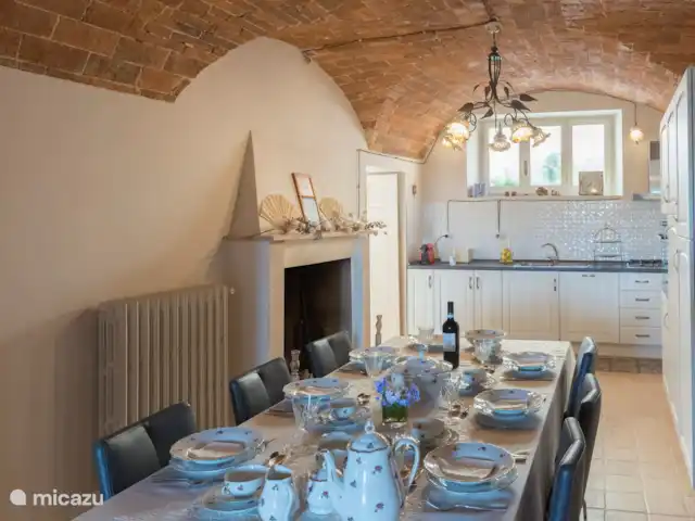 Casa Di Tonno en Italia, Abruzos, Loreto Aprutino - casa vacacional Cocina totalmente equipada con lavaplatos, refrigerador, estufa, horno de convección