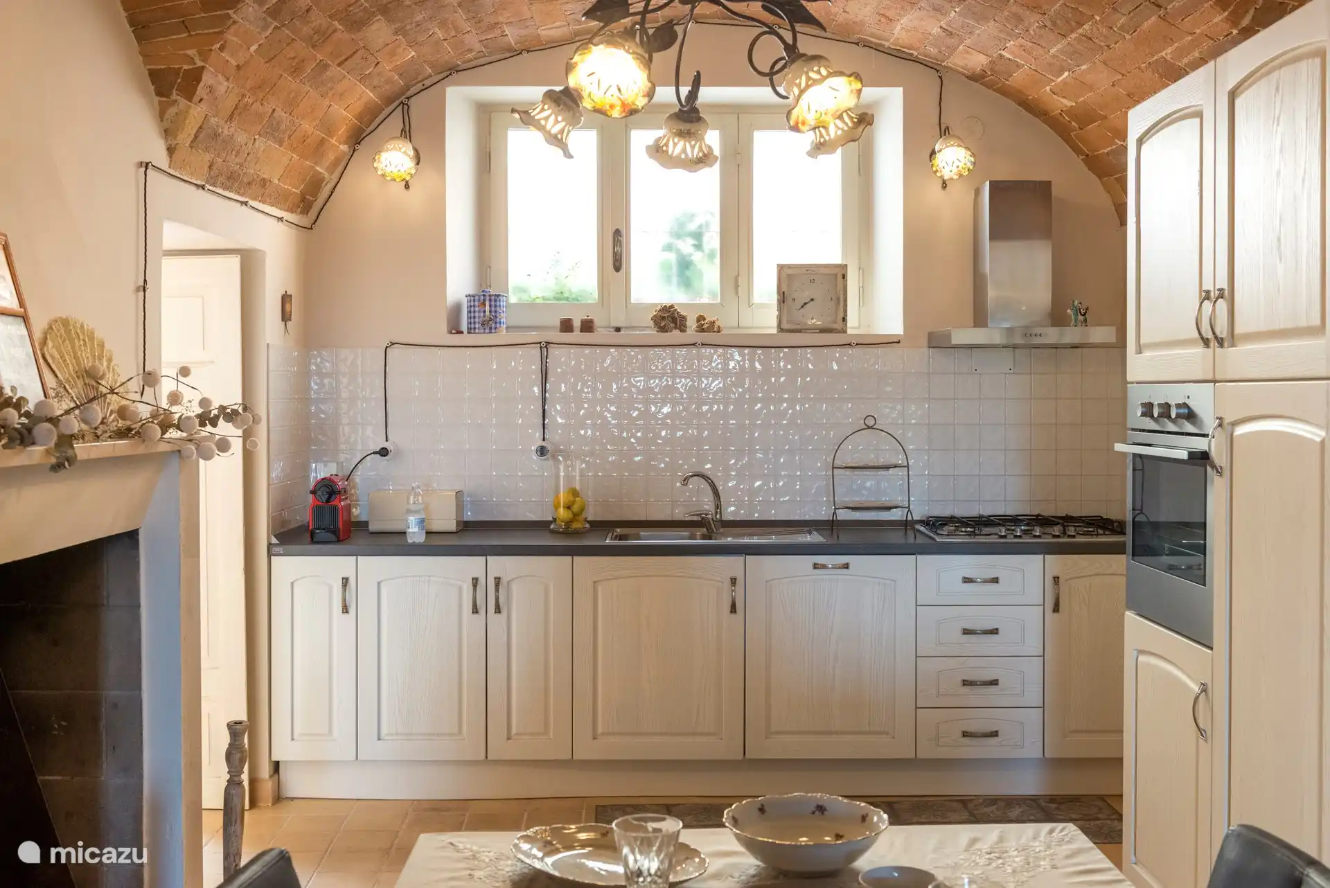 voll ausgestattete Küche mit Geschirrspüler, Kühlschrank, Herd, Umluftofen