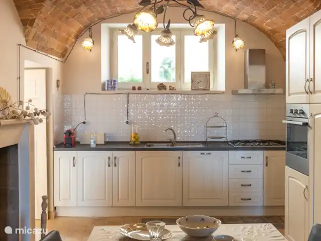 Casa Di Tonno en Italia, Abruzos, Loreto Aprutino - casa vacacional Cocina totalmente equipada con lavaplatos, refrigerador, estufa, horno de convección