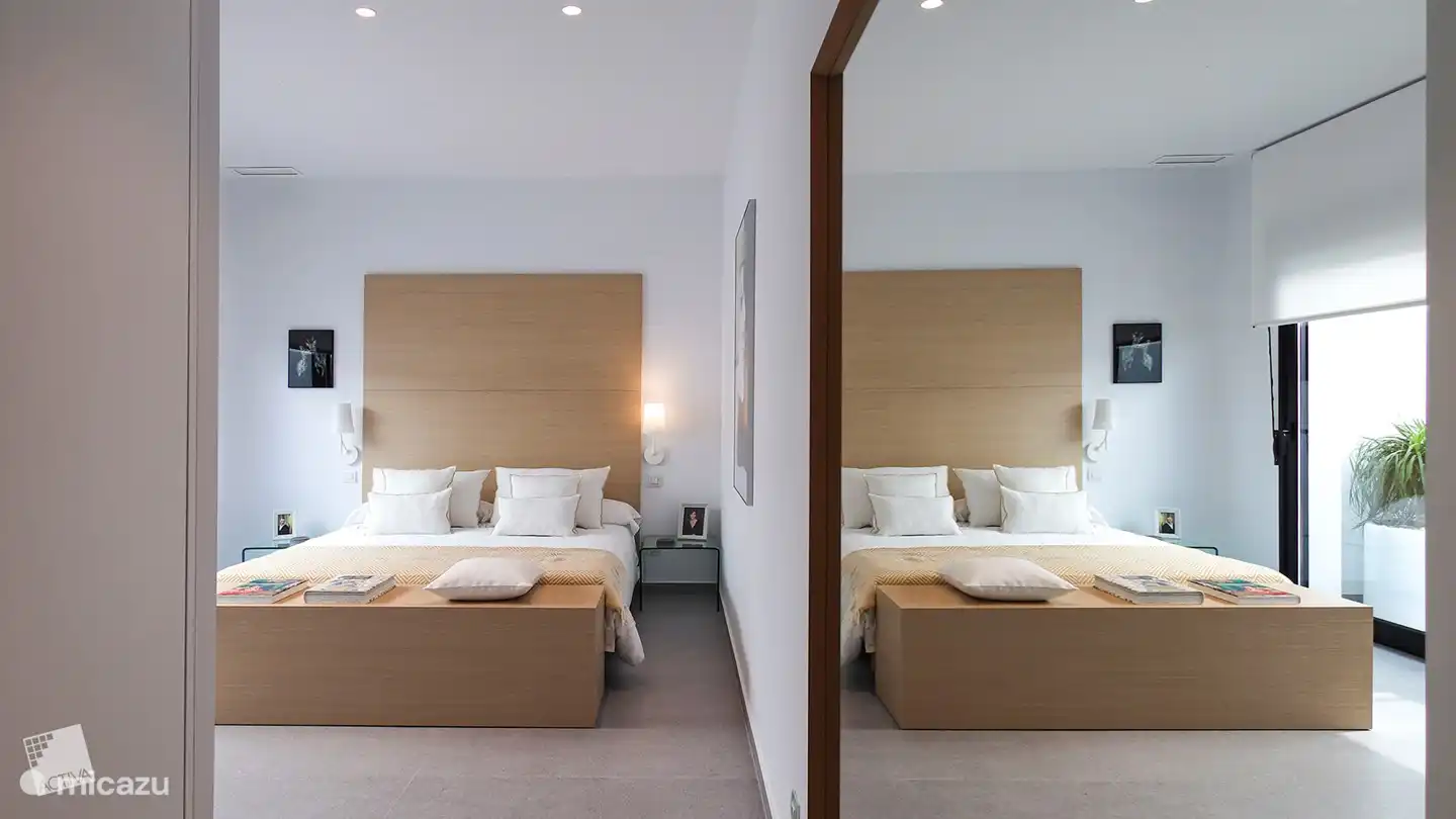 En la planta baja hay 3 dormitorios y 2 baños. En la planta superior hay 1 baño más.