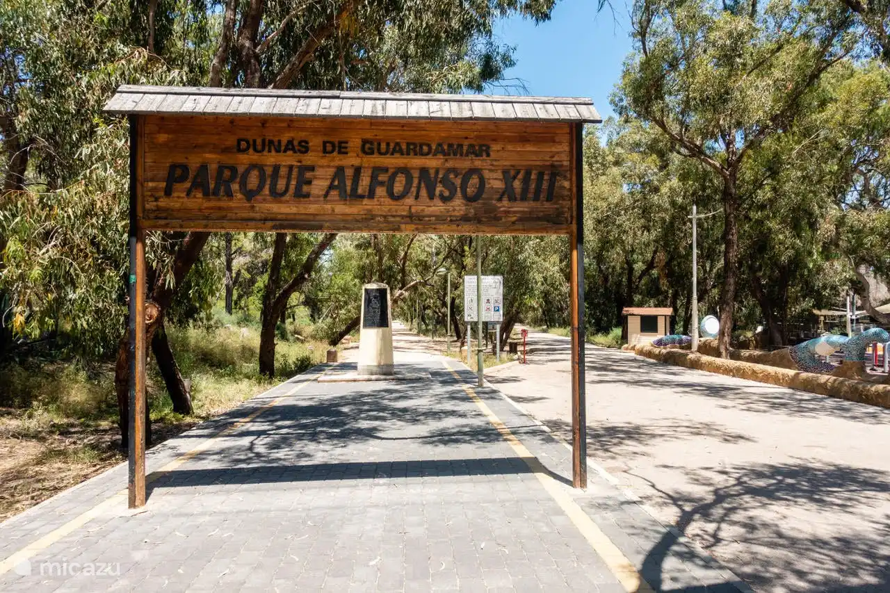Bonito parque grande en el centro de Guardamar.