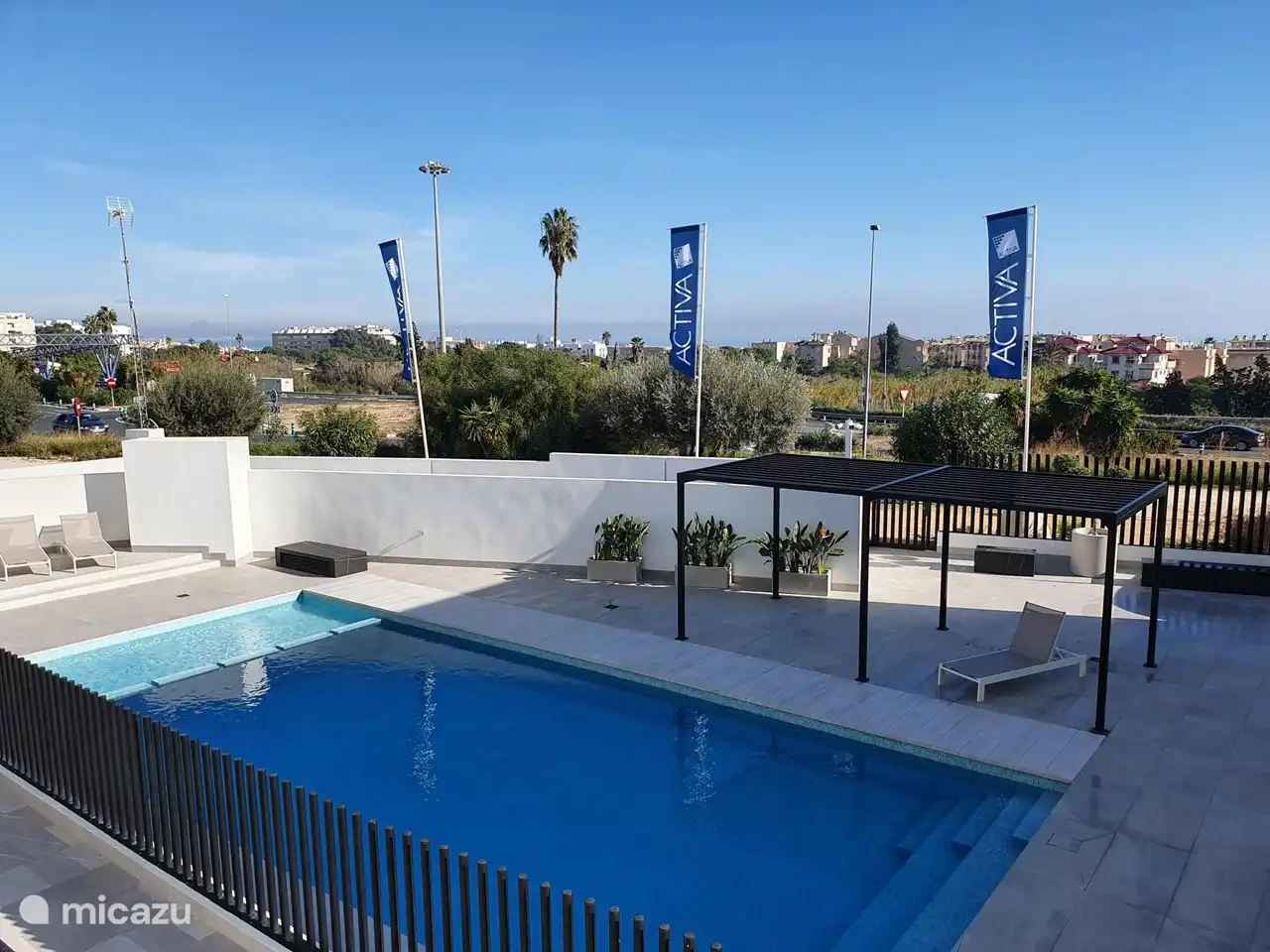 Bonita piscina con tumbonas. Apto para niños
