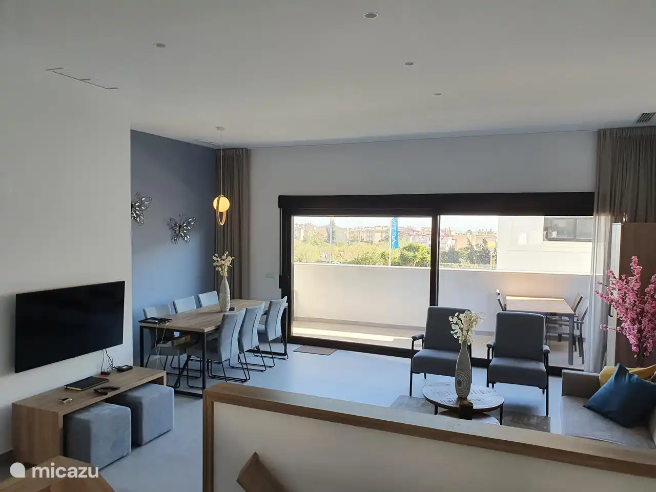 Amplia sala de estar y comedor. Televisor grande con canales de películas gratis