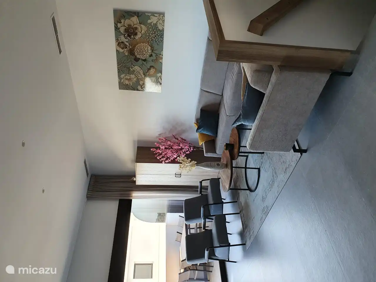 Salón comedor con techo extra alto (3,2m). 