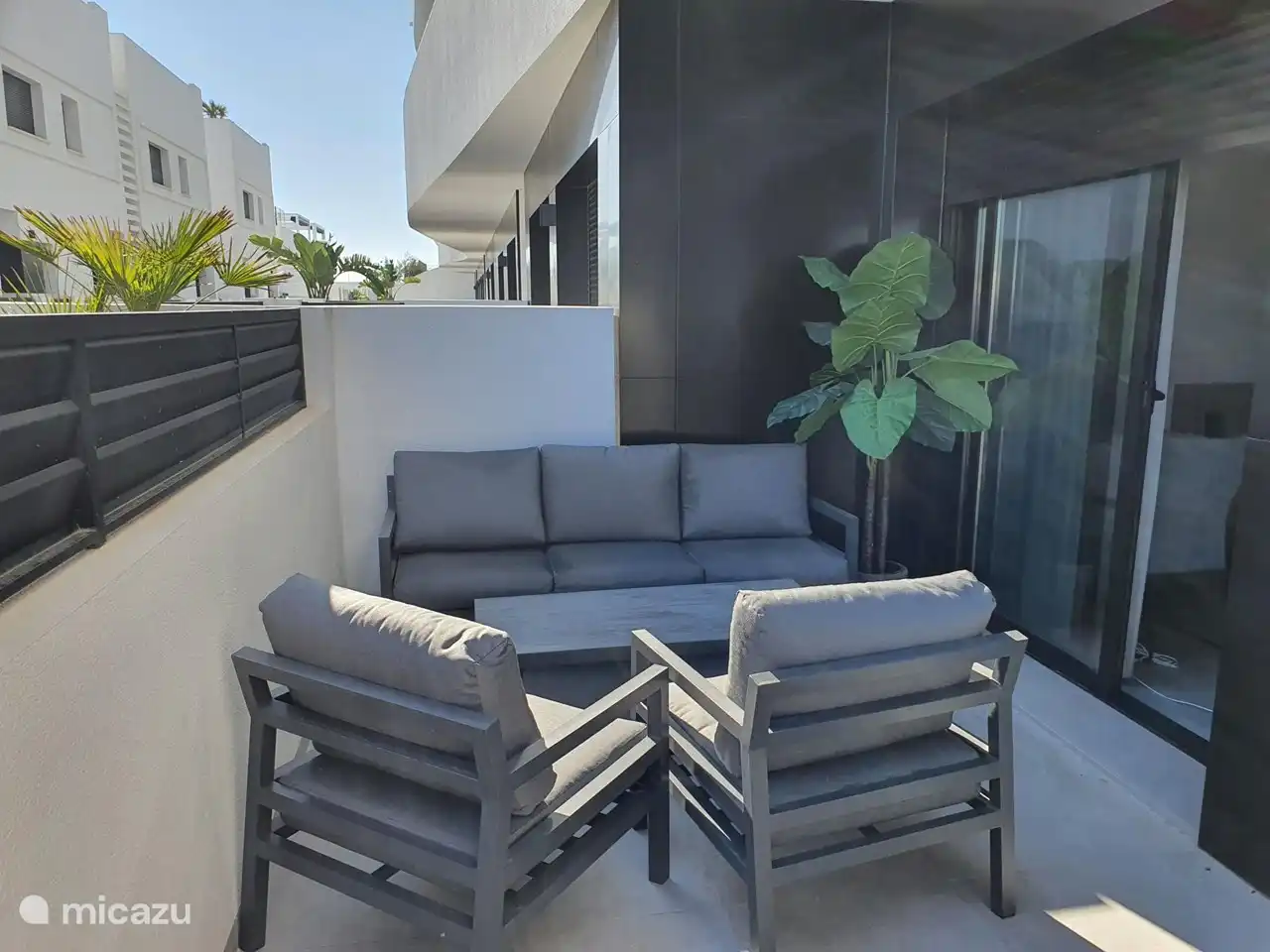 Terraza cerca de la piscina