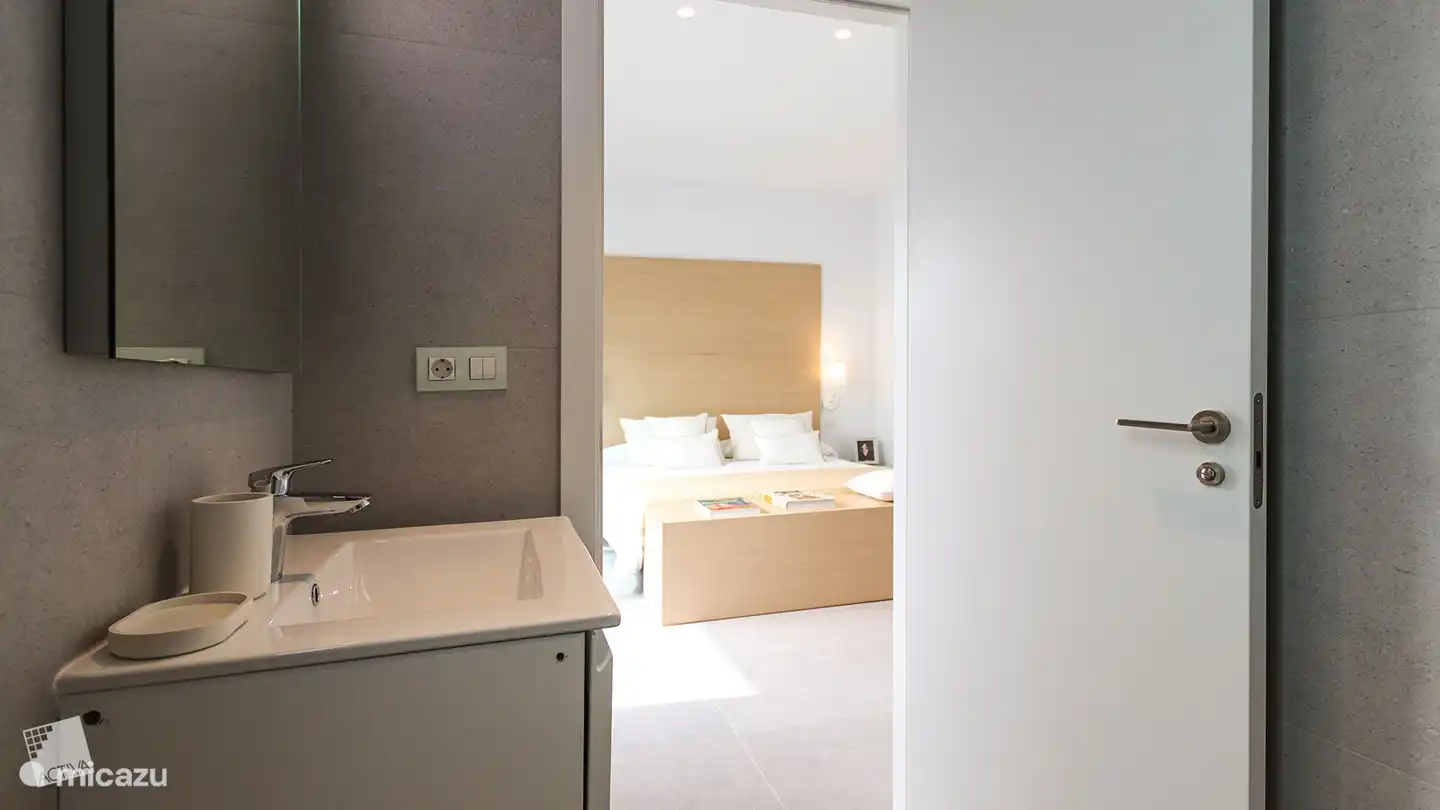 Hermoso dormitorio con baño