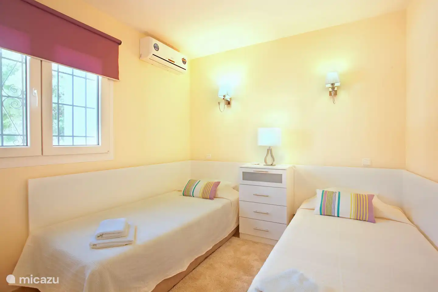 Habitación con dos camas pequeñas