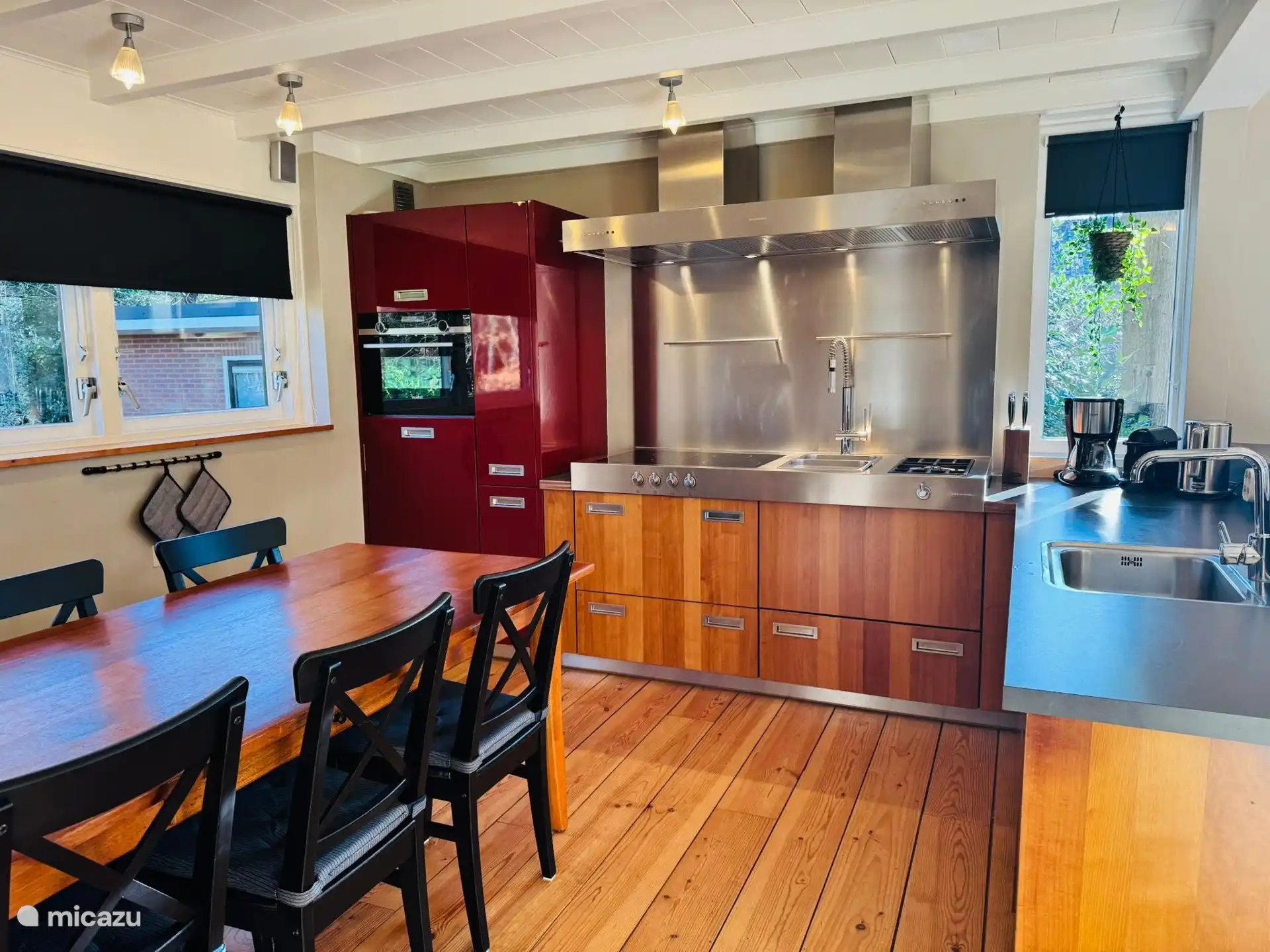 Luxuriöse moderne Küche mit Geschirrspüler, Mikrowelle / Backofen, Kühlschrank mit Gefrierfach, Nespresso-Maschine.