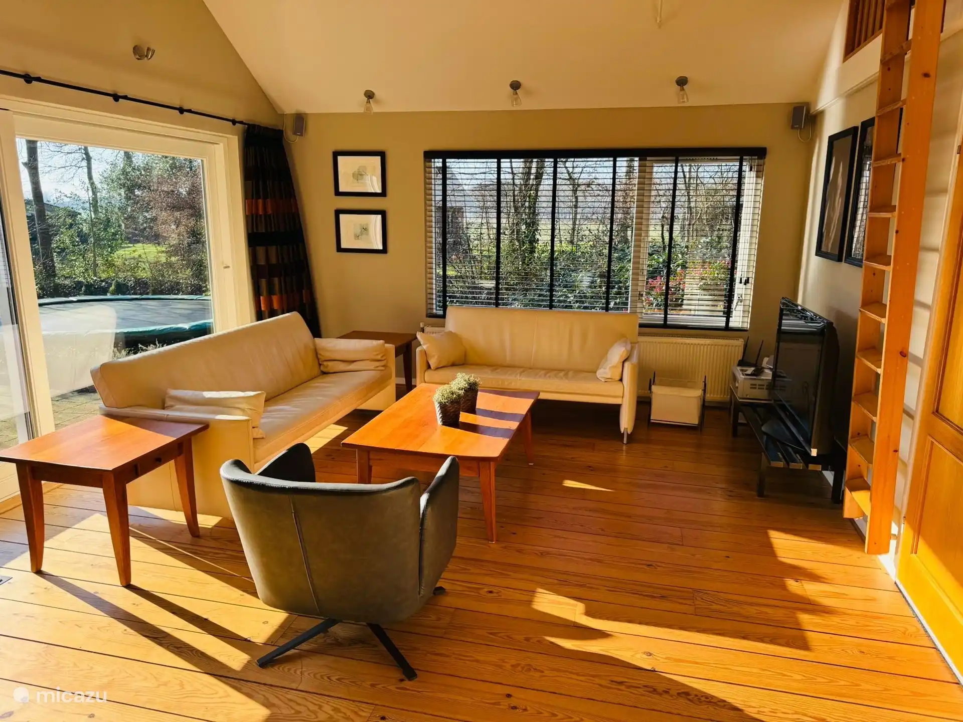 Geräumiges, voll möbliertes Wohnzimmer