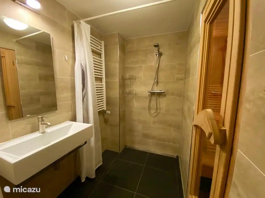 Badezimmer mit Sauna